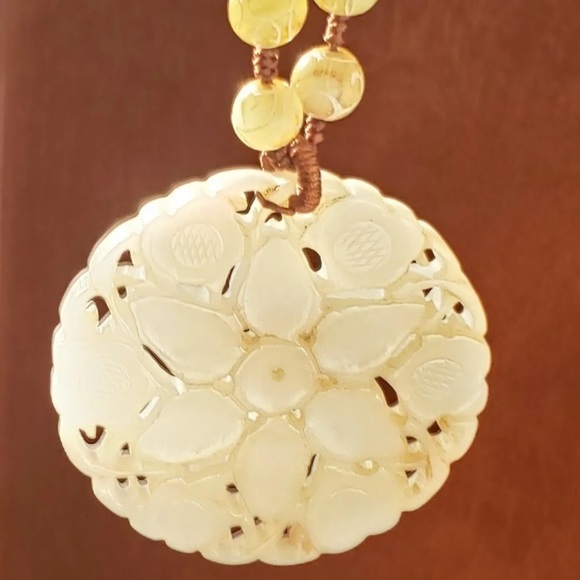 OFFERS WELCOMED - Pierced Mutton Fat Jade Flower Pendant Necklace 57.7g - Picture 1 of 11